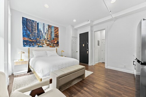 Newly Renovated Spacious NYC Themed Studio Apartment Full Kitchen And Bathtub