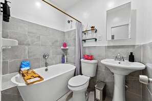 Serviettes fournies, savon, shampoing, papier toilette