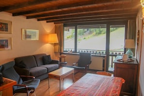 A cozy living room with a sofa, armchairs, a coffee table, and a view through large windows. - 100m from ski slopes, 3rd floor, view ski slopes, balcony, tv, ski locker, 65m², Pra Loup (Pra Loup)