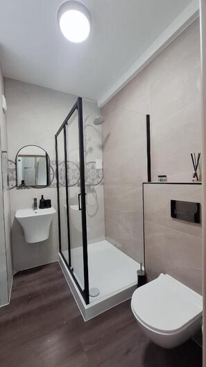 Bathroom - SOS House - London Grand (London)