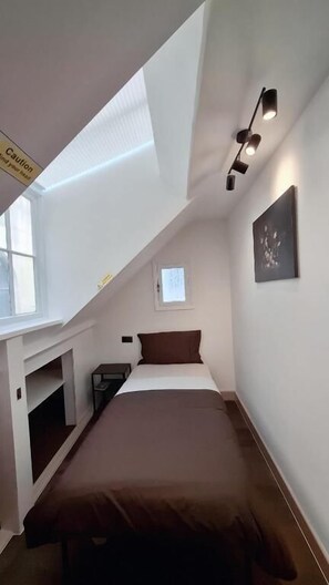 Single Room, 1 Twin Bed, City View | WiFi (free) - SOS House - London Grand (London)