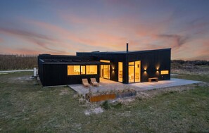 A modern house with large windows and a flat roof. - Beautiful home in Løkken with sauna (Løkken)