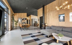 Ein stilvoller Wohnbereich mit Essplatz, Kamin und einer Couch.