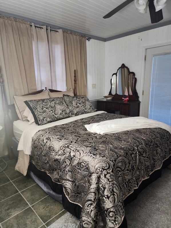 Room - 2-bedroom bed & breakfast in fantastic Fall Creek Falls with AC (Pikeville)