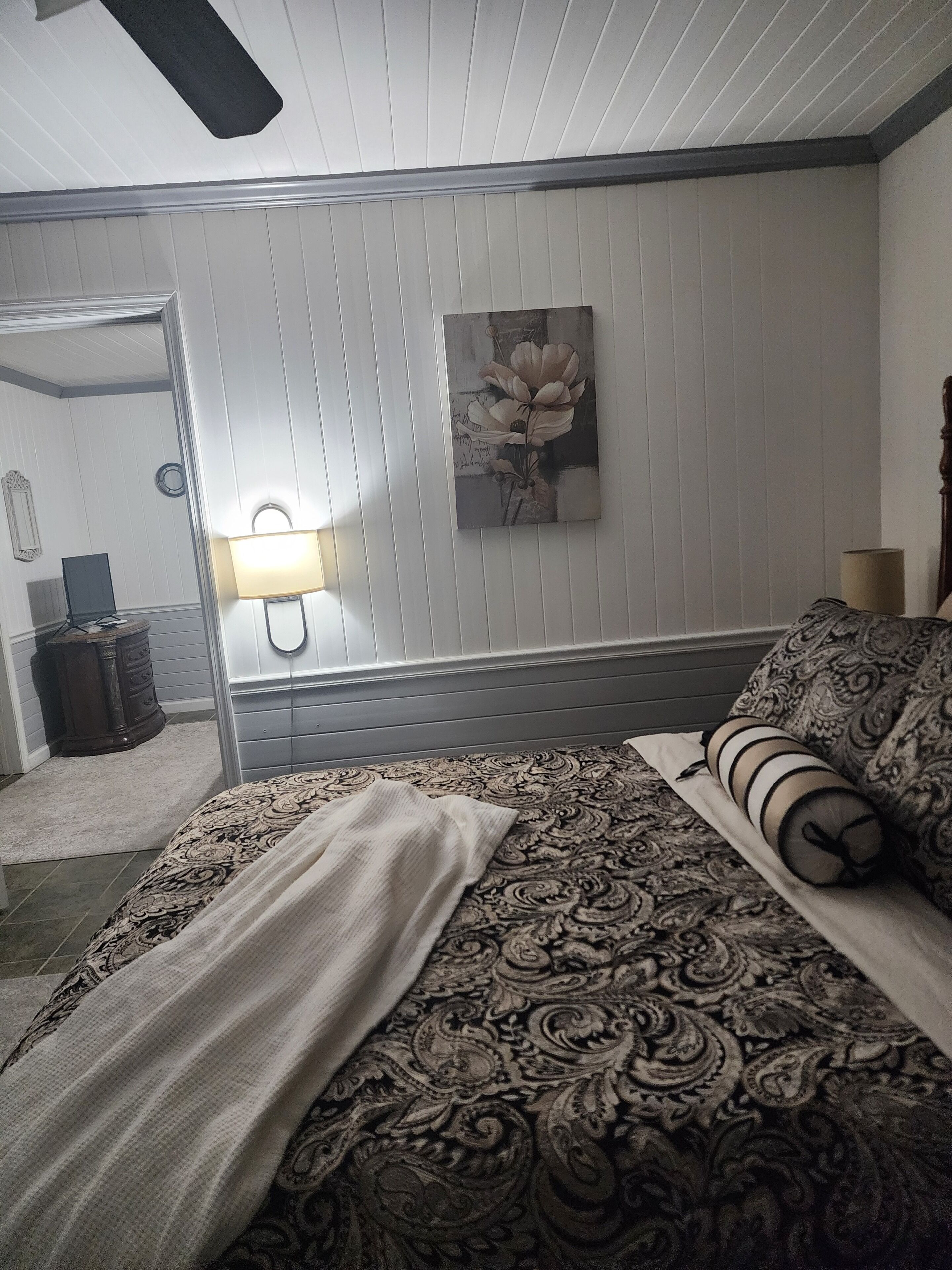 Iron/ironing board, WiFi, bed sheets