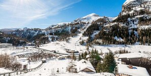 A snow-covered mountain landscape with a ski resort, including a ski lift and buildings. - Chalet, wifi, 200m from ski slopes, Ground floor, view panoramic, terrace, balcony (Tignes)