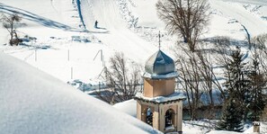 A snow-covered landscape with a small building featuring a dome and arched windows. - Chalet, wifi, 200m from ski slopes, Ground floor, view panoramic, terrace, balcony (Tignes)