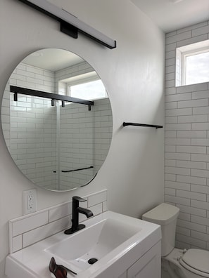 Regadera, amenidades de baño gratuitas, secadora de cabello, toallas