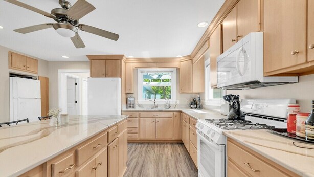 Coffee/tea maker, fridge, microwave, oven - Port Austin Beach House | Hot Tub (Port Austin)