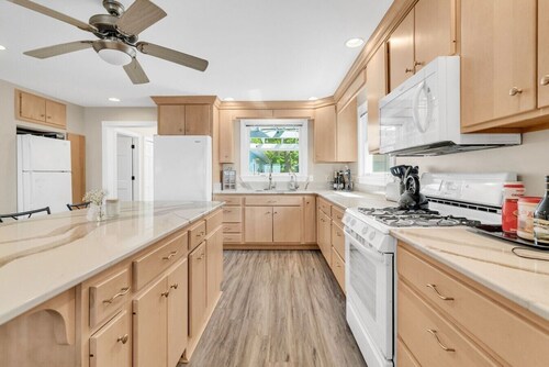 Port Austin Beach House | Hot Tub