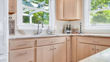 Coffee/tea maker, fridge, microwave, oven