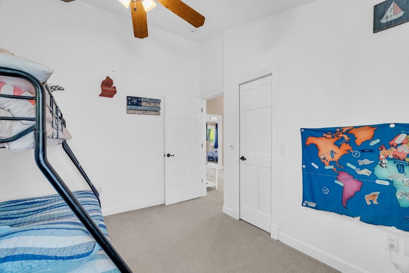 5 bedrooms, desk, WiFi, bed sheets