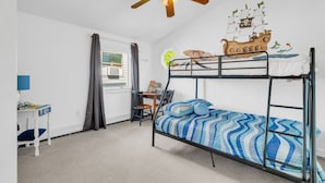 5 bedrooms, desk, WiFi, bed sheets - Port Austin Beach House | Hot Tub (Port Austin)