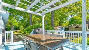 Outdoor dining - Port Austin Beach House | Hot Tub (Port Austin)