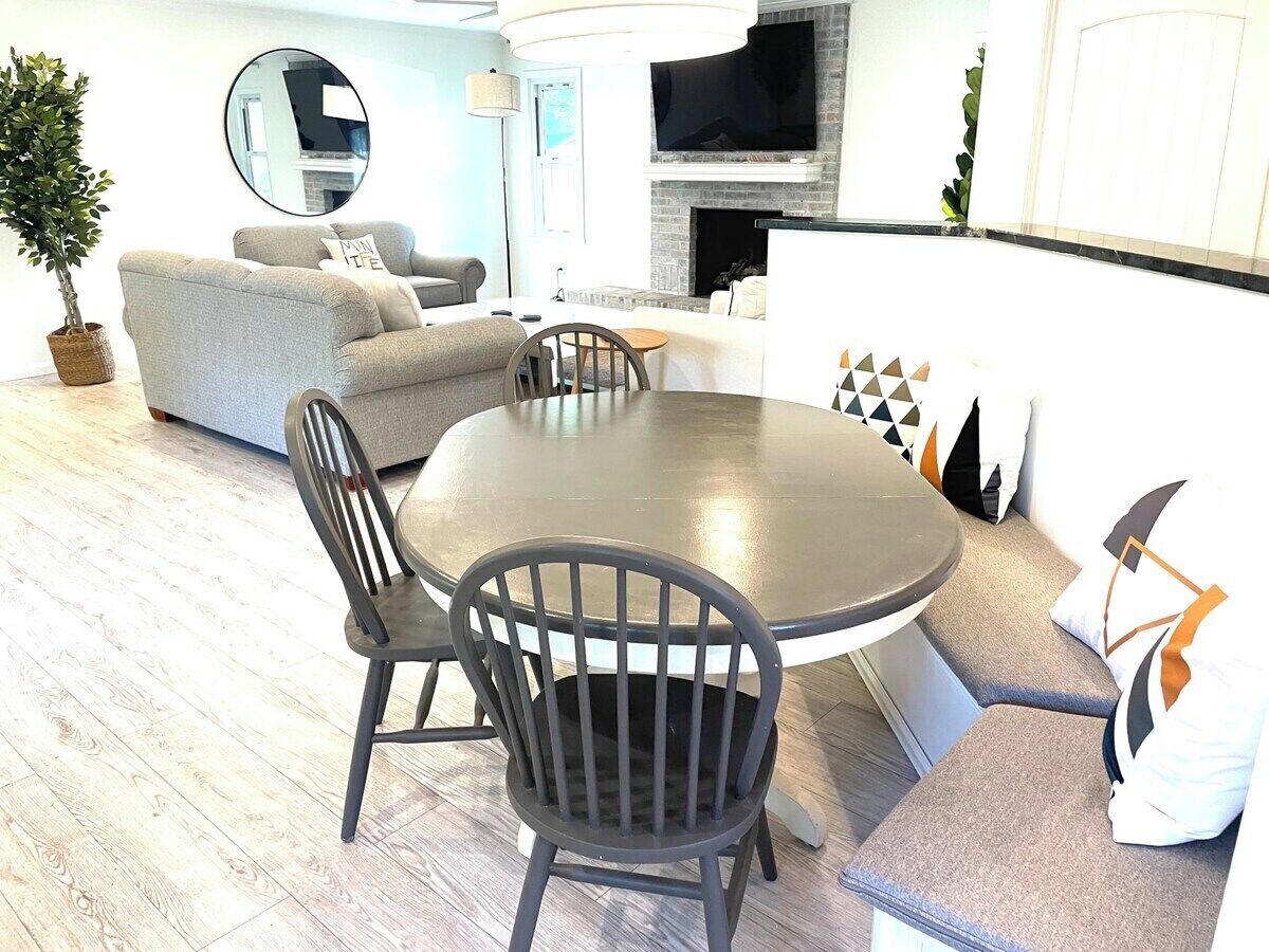 Deluxe Cottage | Dining