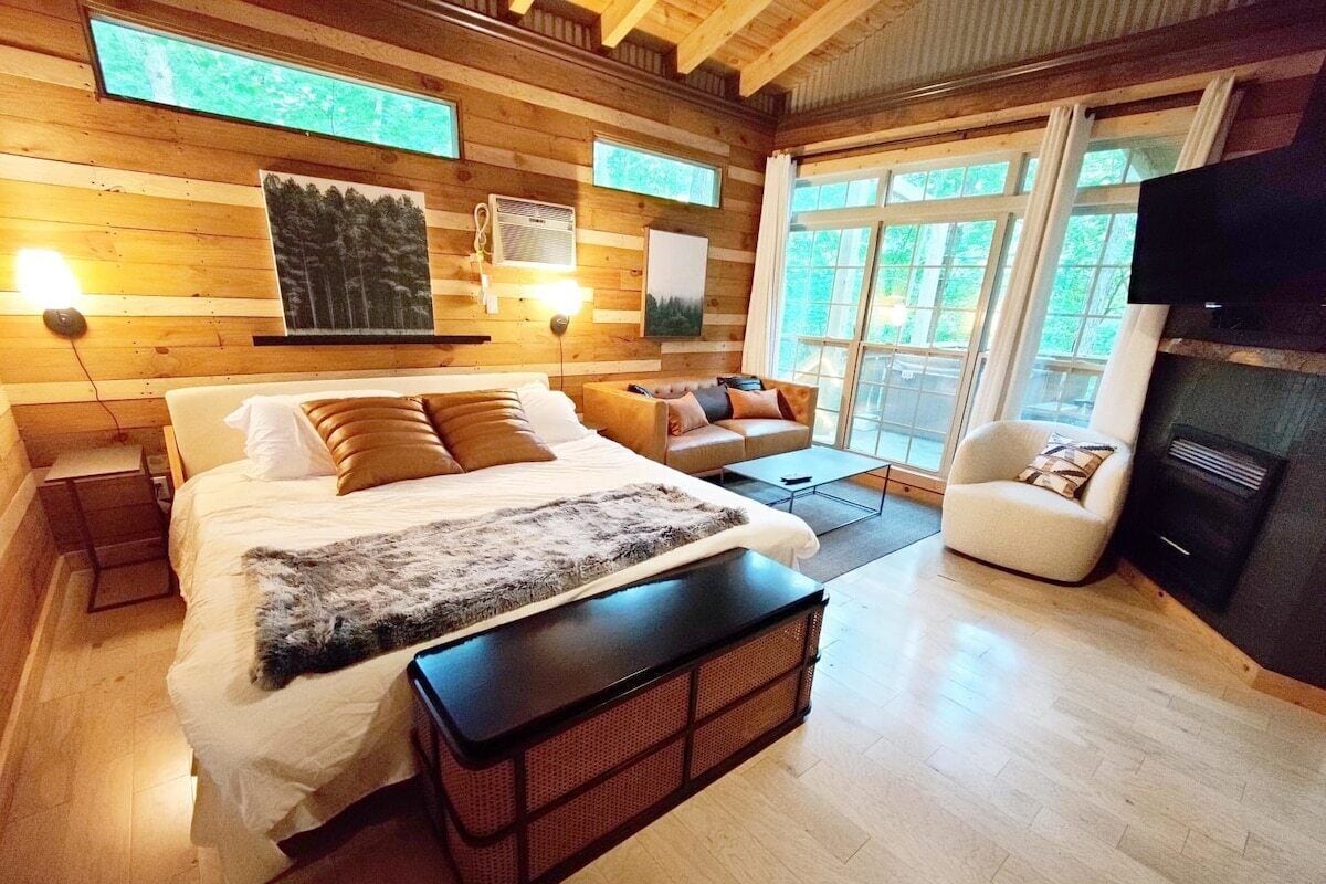 Traditional Tree House, Valley View