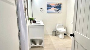 Deluxe Cottage | Bathroom | Shower, hair dryer, towels, soap - Terralodge (Monteagle)