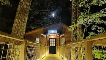 Classic Tree House | Exterior