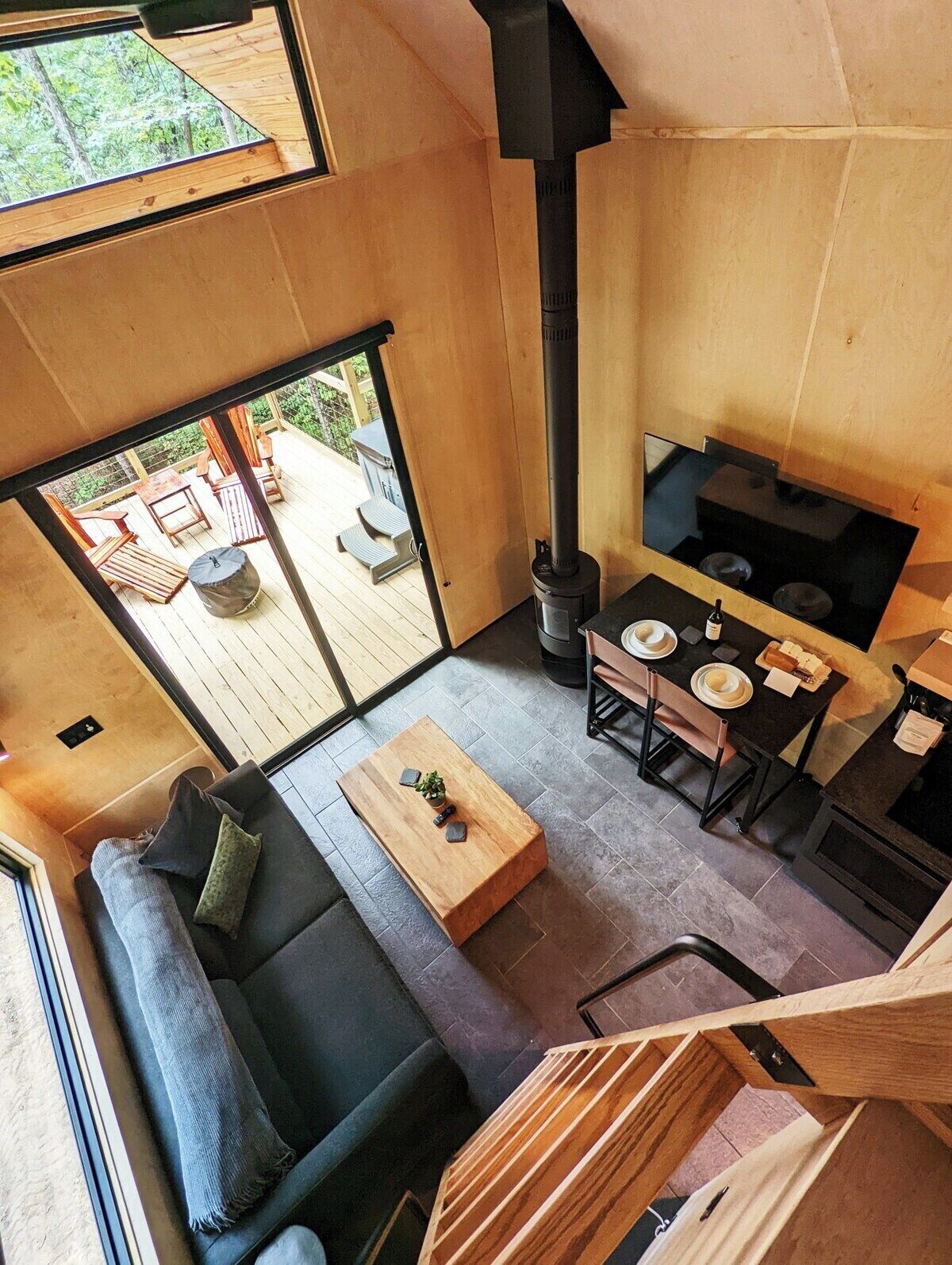 Un interior moderno con un sofá, una mesa de centro y un comedor.
