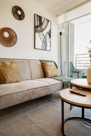 Ein modernes Wohnzimmer mit einer Couch, einem Couchtisch und Kunstwerken an der Wand.