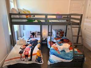 A bunk bed room with two beds, each with themed bedding. - Spacious 7-bedroom house near Disney World (Kissimmee)