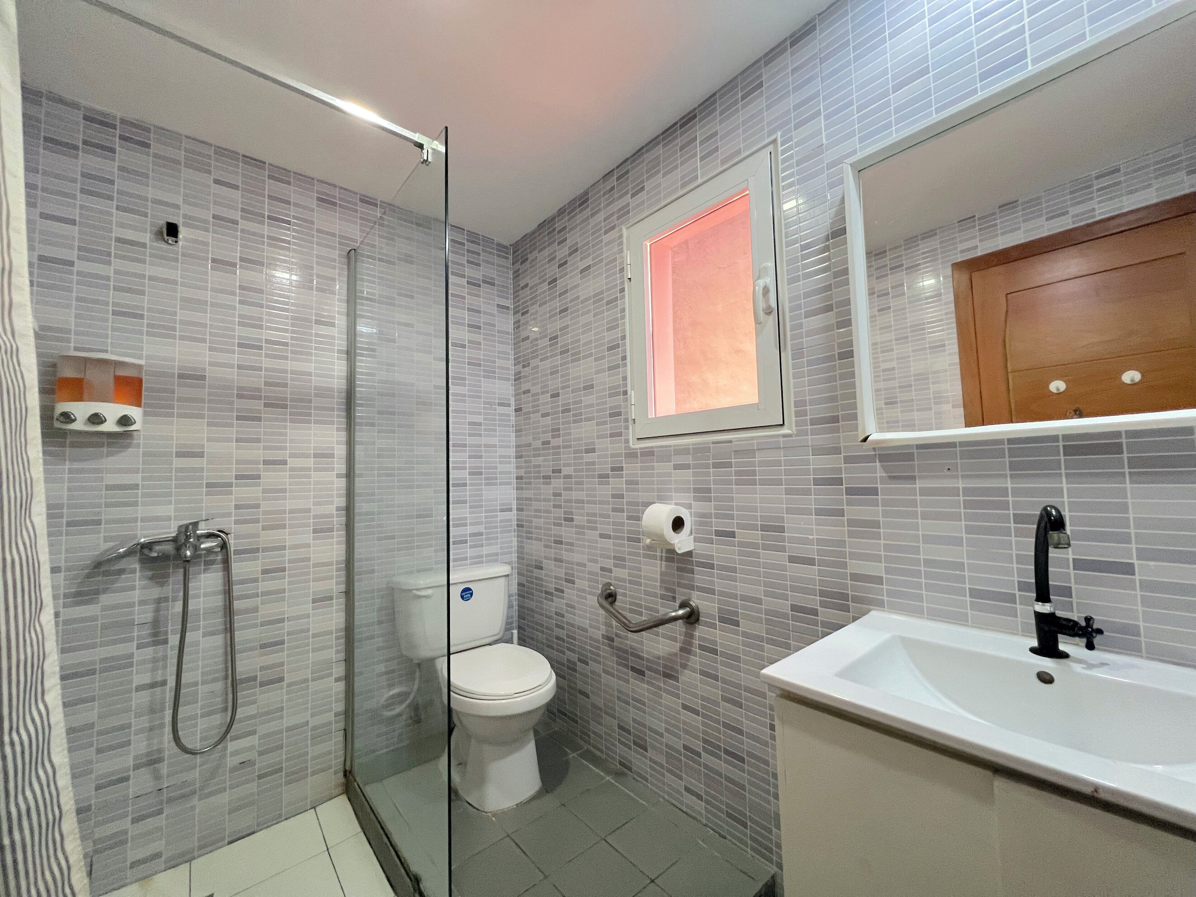 Suite Deluxe, balcón, vistas al jardín | Baño | Secador de pelo, toallas, jabón y champú
