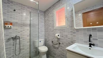 Suite Deluxe, balcón, vistas al jardín | Baño | Secador de pelo, toallas, jabón y champú
