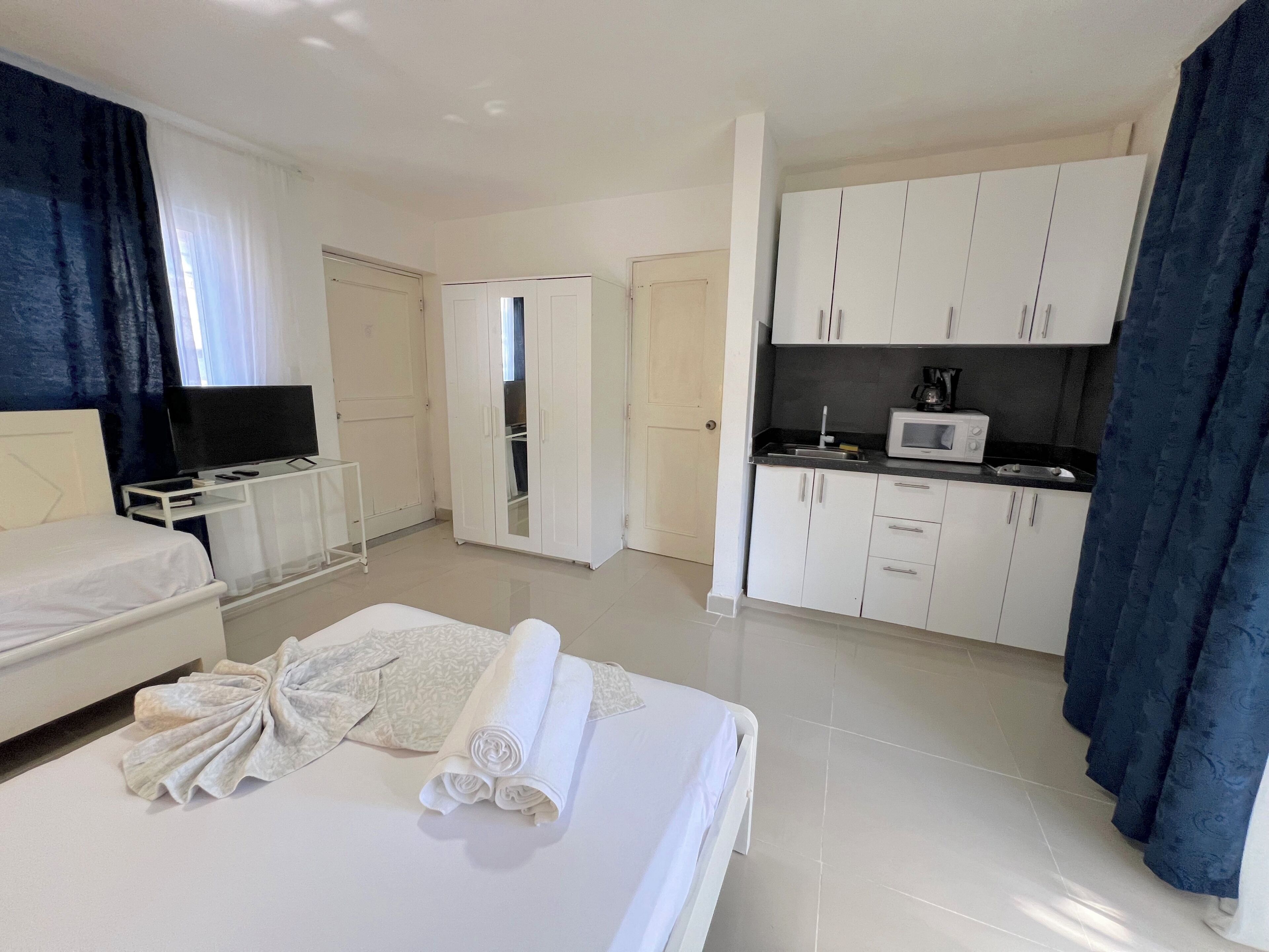Comfort Studio, Balcony, Poolside | Private kitchen