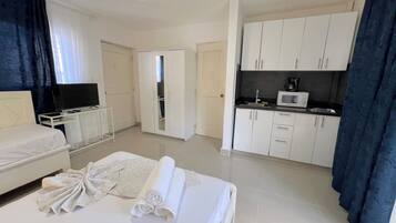 Comfort Studio, Balcony, Poolside | Private kitchen