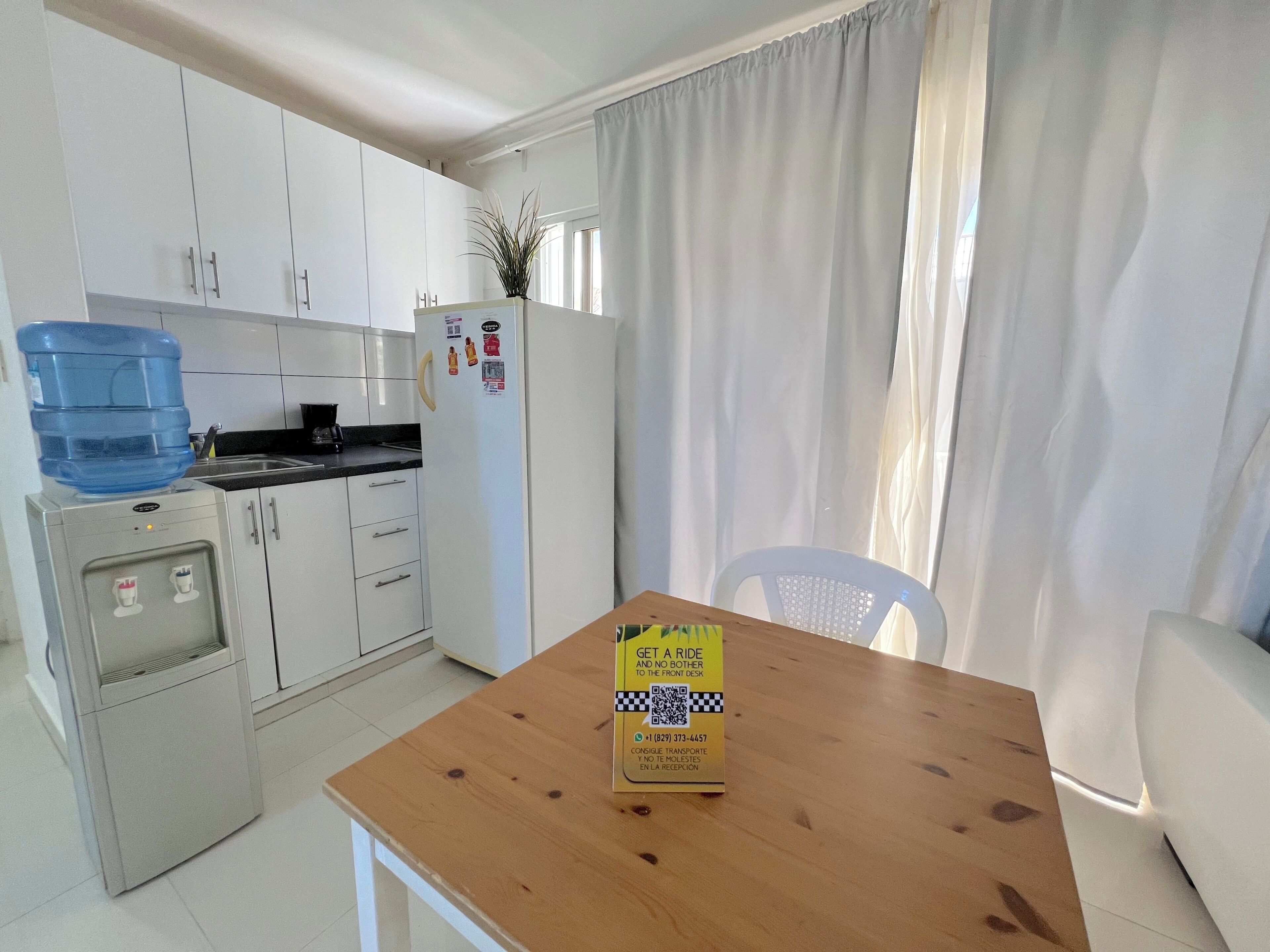Estudio estándar, balcón, vistas a la piscina | Cocina privada | Cafetera o tetera, frigorífico grande, placa de cocina y tostadora