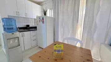 Estudio estándar, balcón, vistas a la piscina | Cocina privada | Cafetera o tetera, frigorífico grande, placa de cocina y tostadora