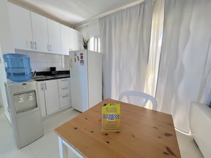 Estúdio standard, sacada, vista para a piscina | Cozinha privada | Cafeteira/chaleira, geladeira grande, cooktop, torradeira