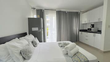 Estudio familiar, balcón, junto a la piscina | Caja fuerte, espacio para trabajar con un portátil, cortinas opacas