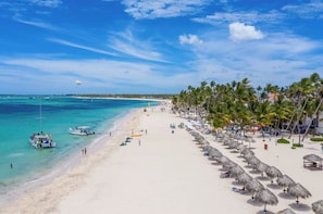 Praia particular, areia branca, 2 bares na praia