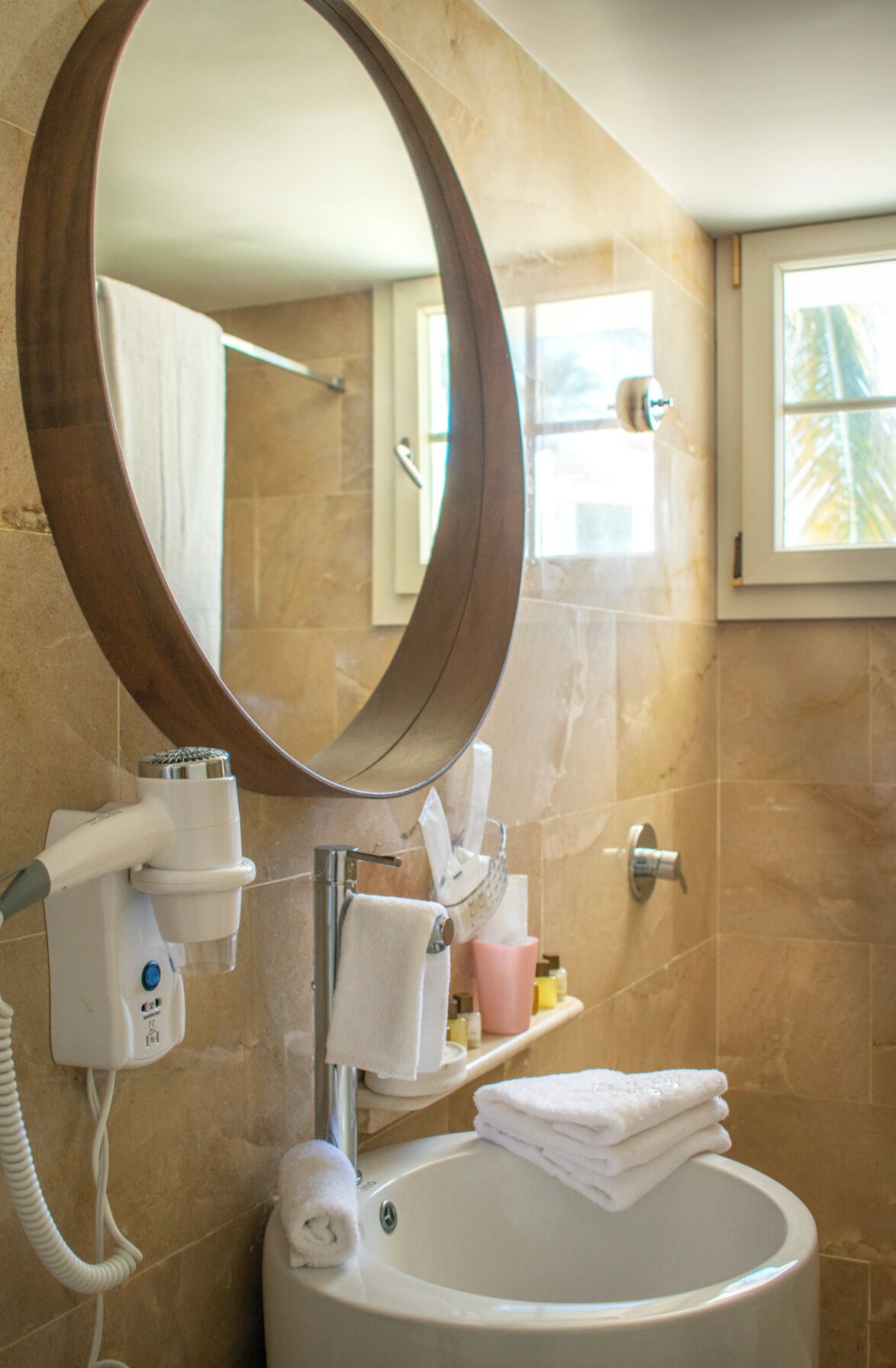Suite Deluxe, balcone, vista giardino | Bagno | Asciugacapelli, asciugamani, sapone, shampoo