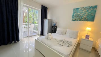 Estudio Confort, balcón, junto a la piscina | Caja fuerte, espacio para trabajar con un portátil, cortinas opacas