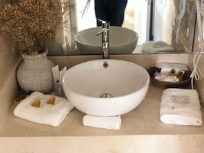 Asciugacapelli, asciugamani, sapone, shampoo