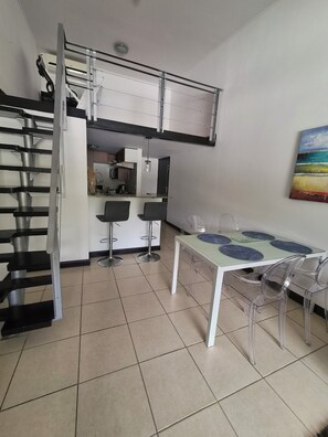 A compact living space with a dining area, kitchenette, and a staircase. - Aparmet, 2 bedrooms, gym, pool, restaurant, tennis, hot tub, Santa Ana, Río Oro (Río Oro)