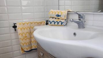Dusche, Haartrockner, Bidet, Handtücher