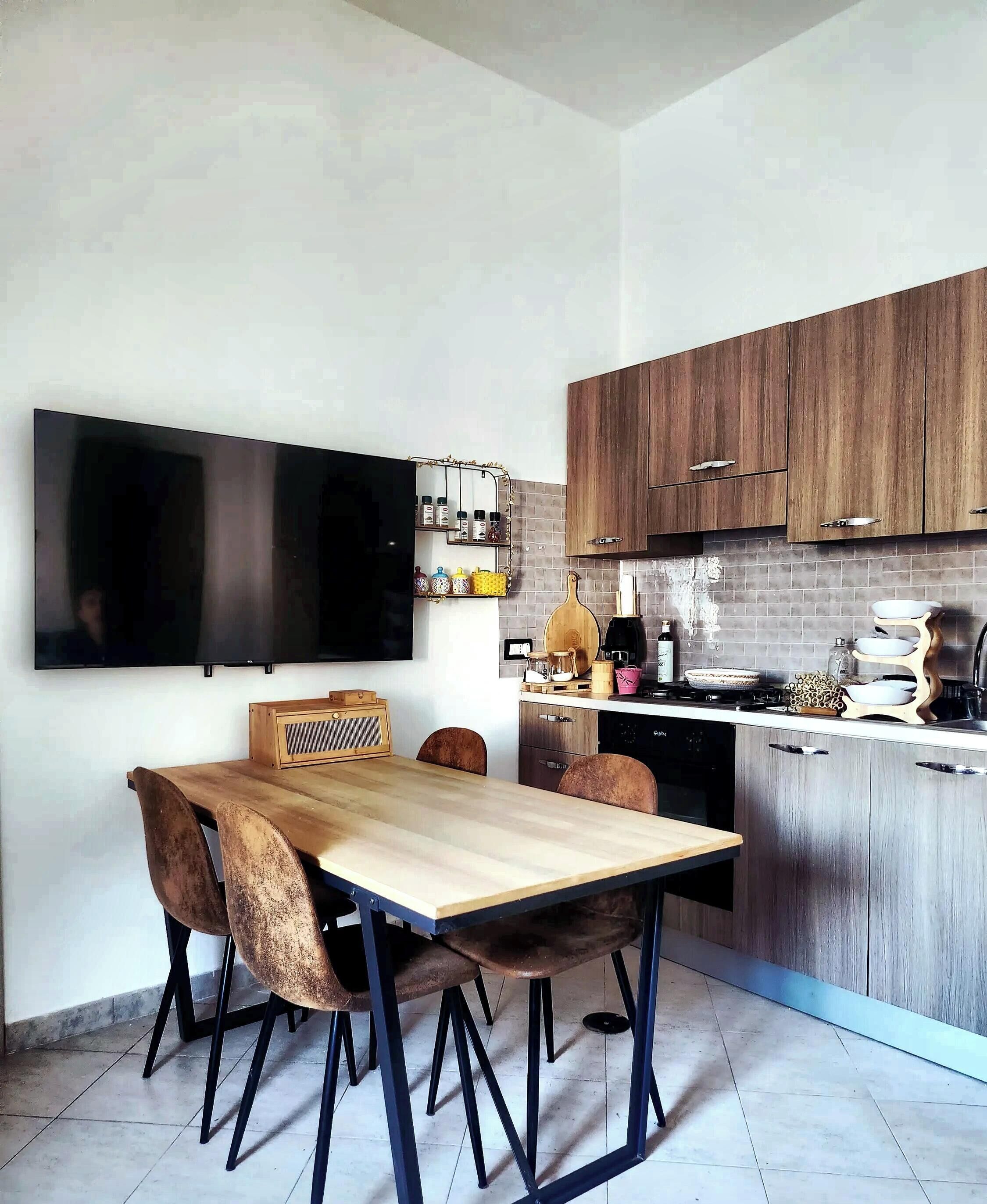 Coffee/tea maker, fridge, oven, stovetop