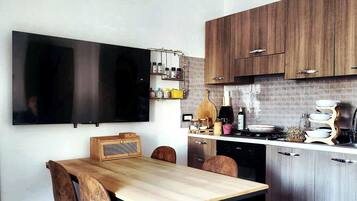 Coffee/tea maker, fridge, oven, stovetop