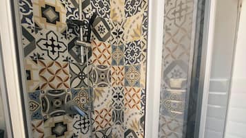 Dusche, Haartrockner, Bidet, Handtücher