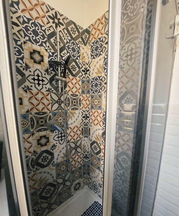 Dusche, Haartrockner, Bidet, Handtücher