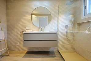ヘアドライヤー、タオル、トイレットペーパー
