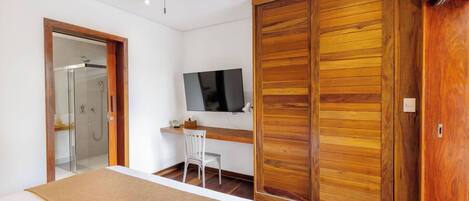 Coffres-forts dans les chambres, bureau, fer et planche à repasser