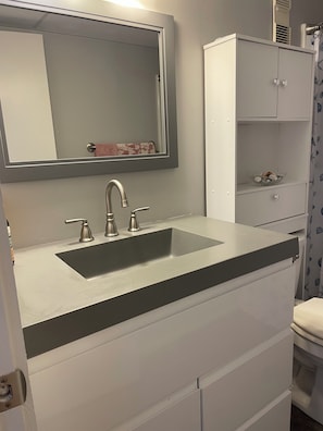 Bathroom - 1 bedroom condo w/larger deck, indoor and outdoor pool, Sunny view of harbor. (Clear Lake)