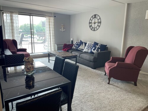 1 bedroom condo w/larger deck, indoor and outdoor pool,  Sunny  view of harbor.