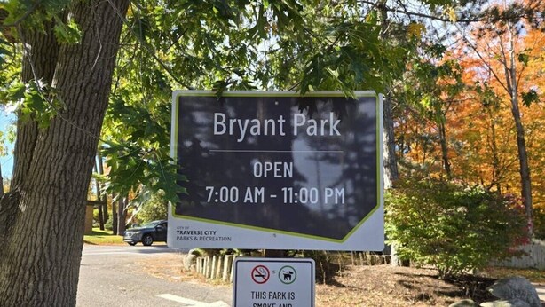 En skylt vid Bryant Park som visar att parken är öppen från kl. 07.00 till 23.00.