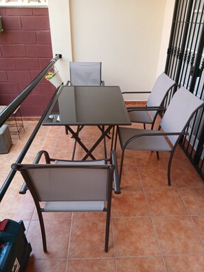 Outdoor dining - Beach cottage just a 2-minute walk away—perfect for families (Nerja)