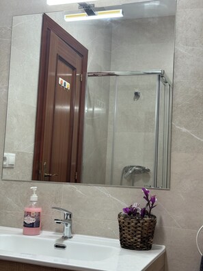 Hair dryer, towels, soap, toilet paper - Vrbo Property (Nerja)